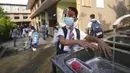 Seorang siswa sekolah dasar mencuci tangan sebelum memasuki ruang kelas di sebuah sekolah di Kolombo, Sri Lanka, 25 Oktober 2021. Sri Lanka memulai kembali semua sekolah dasar yang telah ditutup lebih dari enam bulan karena pandemi COVID-19. (AP Photo/Eranga Jayawardena)