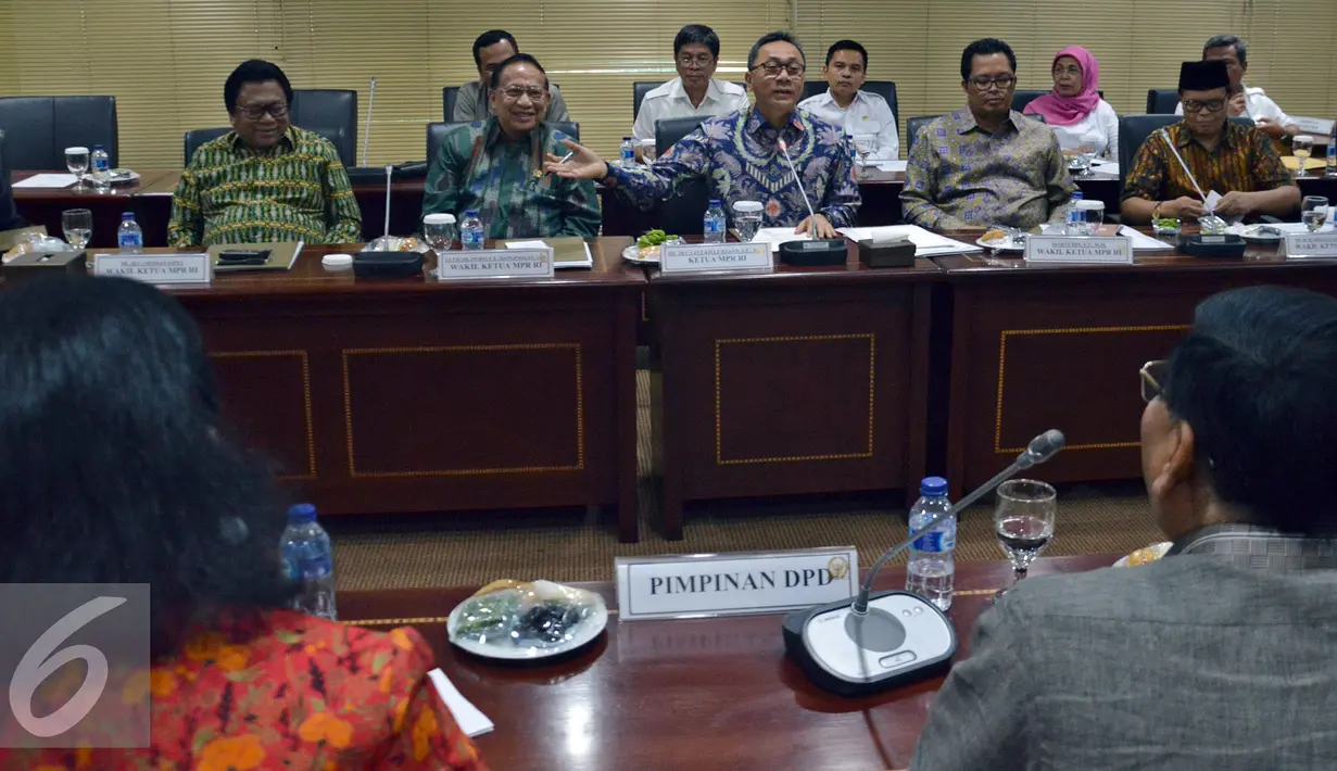 Ketua MPR Zulkifli Hasan (kedua kanan) memberikan tanggapan saat rapat dengan Pimpinan DPD di Kompleks Parlemen Senayan, Jakarta, Selasa (27/9). DPD meminta MPR untuk menguatkan peran DPD. (Liputan6.com/Johan Tallo)