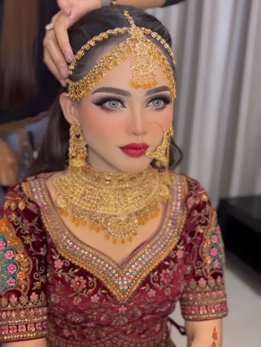 Putri Isnari diketahui suka India, tak heran jika tema prewedding dan resepsi pernikahannya adalah India. Bahkan sahabat Aulia DA ini sempat tunjukkan kepiawaiannya menari India di depan tamu undangan resepsi pernikahannya bersama suaminya. Busananya mendukung, Putri bak Ratu Bollywood. Tak hanya bisa menari India, diketahui Putri juga pernah dekat dengan orang India. (Liputan6.com/IG/@adelahaddad17)