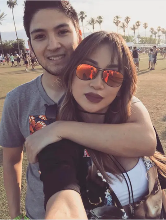 "Ini benar-benar jenis cinta yang hanya terjadi di negeri dongeng," tulis Kezia Toemion dalam bahasa Inggris pada tanggal 17 Oktober silam. Ribuan like dan komentar pun bermunculan. (Instagram/keziatoemion)