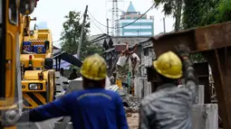 Suasana pemasangan turap di kawasan Kali Roxy, Jakarta, Senin (14/11). Pemasangan dinding turap tersebut guna mengantisipasi luapan air kali saat musim penghujan. (Liputan6.com/Faizal Fanani)