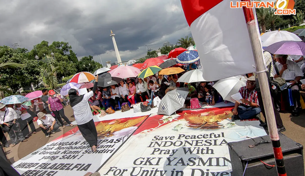 Jemaat GKI Yasmin dan HKBP Filadelfia tetap mengikuti ibadah dengan antusias meski dibawah terik matahari. (Liputan6.com/Faizal Fanani)