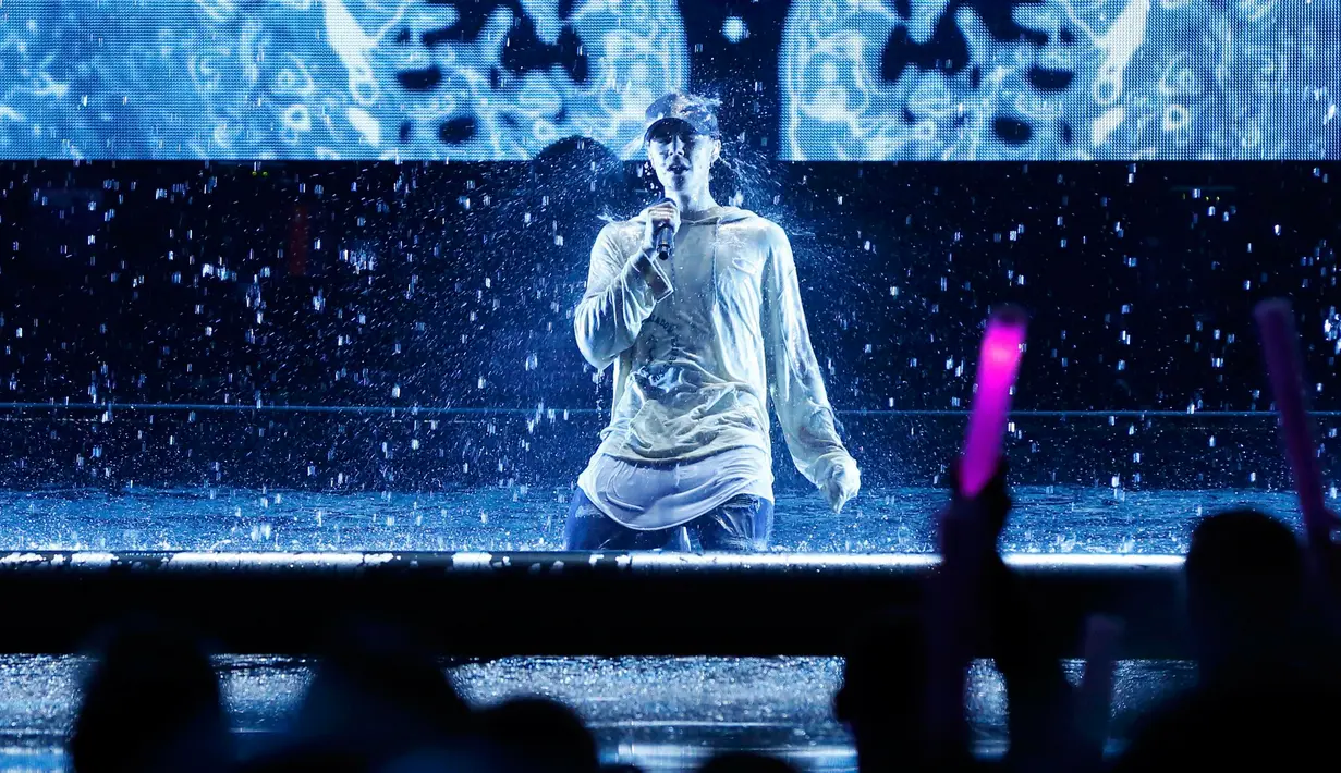 Penyanyi Justin Bieber saat membawakan lagu berjudul "Sorry" pada American Music Awards 2015 di Los Angeles, California (22/11). Album terbarunya Justin Bieber Purpose berhasil menduduki peringkat pertama di Billboard 200. (REUTERS/Mario Anzuoni)