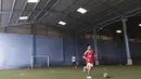 Ibrahim Zikri, terus berlatih passing, dribbling dan shooting untuk meningkatkan kemampuannya sebelum keberangkatannya ke MU. (Bola.com/Vitalis Yogi Trisna)