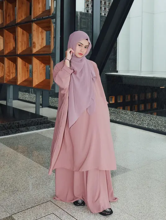 Saat Lebaran, Sintya Marisca tampil cantik dengan busana muslim bernuansa pink. Ia padukan abaya pink dengan hijab ungu pastel [@sintyamarisca]