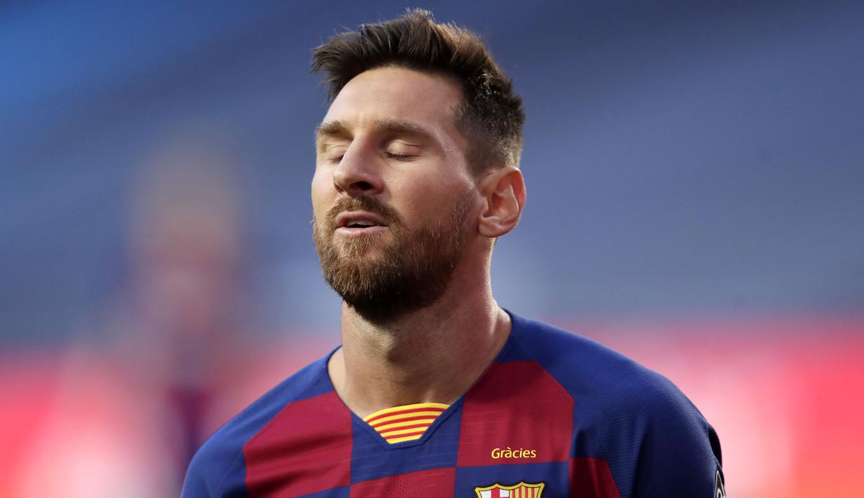 Striker Barcelona, Lionel Messi, tampak kecewa usai ditaklukkan Bayern Munchen pada laga perempat final Liga Champions di Estadio da Luz, Sabtu (15/8/2020). Barcelona takluk 2-8 dari Bayern Munchen. (Manu Fernandez/POOL/AFP)