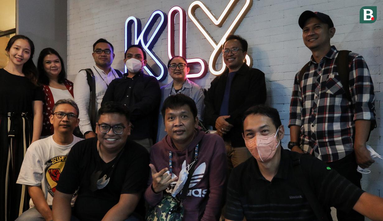 <p>Sejumlah rombongan dari Digital Business Consultant untuk Madura United berfoto bersama usai kunjungan&nbsp;di kantor Bola.com di Gondangdia, Jakarta, Senin (30/05/2022). (Bola.com/Bagaskara Lazuardi)</p>