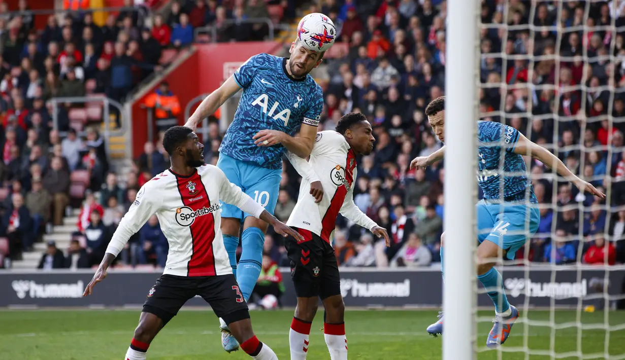 Pemain Tottenham Hotspur, Harry Kane (kiri kedua) mencetak gol ke gawang Southampton pada laga pekan ke-28 Liga Inggris 2022/2023 di Stadion St Mary's, Southampton, Minggu (19/03/2023) WIB. Laga berakhir dengan skor imbang 3-3. (AP Photo/David Cliff)