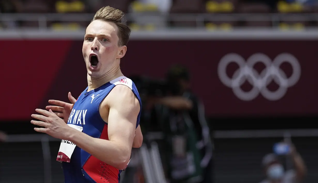 Ekspresi atlet Norwegia Karsten Warholm merayakan kemenangannya pada final lari gawang 400m putra Olimpiade Tokyo 2020 di Olympic Stadium, Selasa (3/8/2021). Warholm sukses memecahkan rekor dunia lari gawang 400 meter putra dengan catatan waktu 45,95 detik. (AP Photo/David J. Phillip)