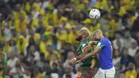 Pemain timnas Kamerun, Eric Maxim Choupo-Moting (kiri) berebut bola&nbsp;diudara dengan pemain Brasil,&nbsp;Fabinho dalam pertandingan grup G Piala Dunia 2022 yang berlangsung di Lusail Stadium, Qatar, Sabtu (3/12/2022). (AP Photo/Natacha Pisarenko)