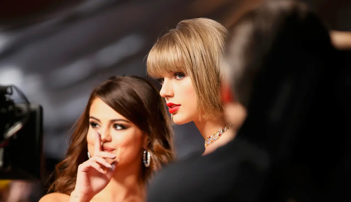 Selena Gomez (kiri) tampak berbincang dengan sahabatnya yang juga penyanyi, Taylor Swift, saat menghadari ajang bergengsi Grammy Awards ke-58 di Staples Center, Los Angeles, Senin (15/2). (REUTERS / Danny Moloshok)