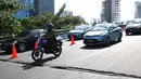 Pengendara mengurangi kecepatan saat melintasi salah satu ruas jalan layang yang retak di kawasan Kemayoran, Jakarta, Kamis (3/1). Akibat retakan ini, para pengendara harus lebih berhati-hati saat melintas. (Liputan6.com/Helmi Fithriansyah)