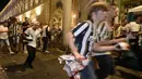 Para supporter tampak berlari panik usai terjadi ledakan saat nonton bareng final Liga Champions di Piazza San Carlo, Turin, Sabtu (3/6/2017). Acara nobar dipadati sekitar 20.000 supporter Juventus. (AFP/Massimo Pinca)