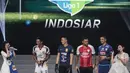 Pemain Mitra Kukar, Bayu Pradana usai duet nyanyi bareng Via Vallen pada acara peluncuran Liga 1 Indonesia di Studio 5 Indosiar, Jakarta, Senin (19/3/2018). Liga 1 nantinya akan diikuti oleh 18 klub. (Bola.com/Vitalis Yogi Trisna)