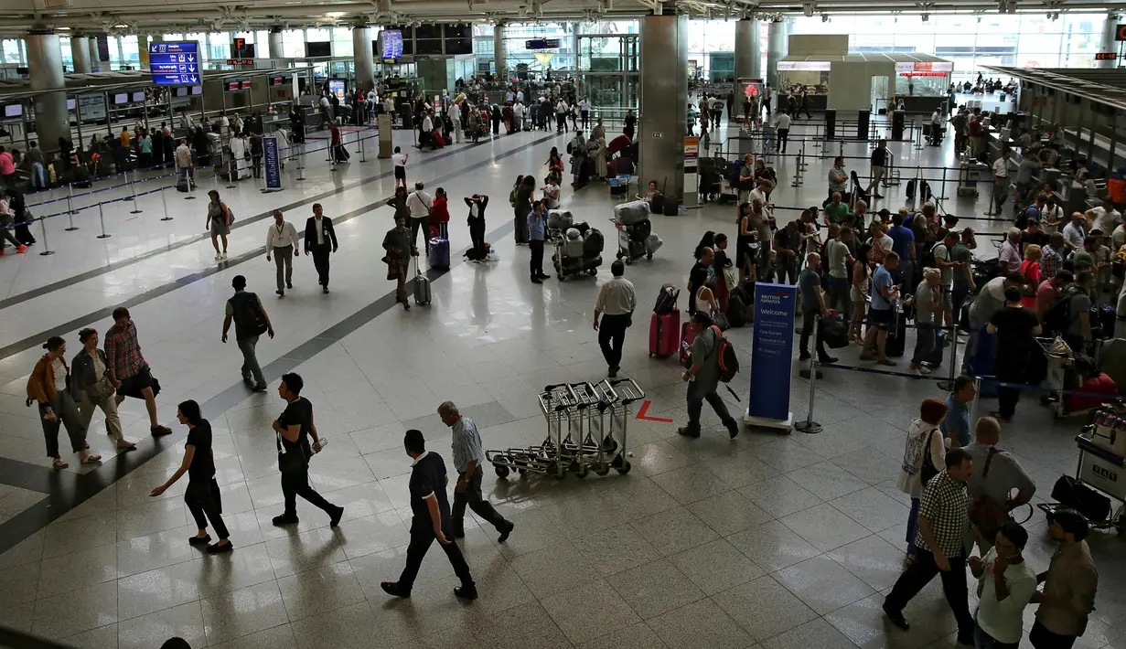 Lalu lalang penumpang di terminal keberangkatan Bandara Ataturk, Istanbul, Turki, Rabu (29/6). Sejumlah penerbangan domestik dan internasional dibatalkan atau mengalami penundaan menyusul ledakan bom yang menewaskan 42 orang (REUTERS/Goran Tomasevic)     