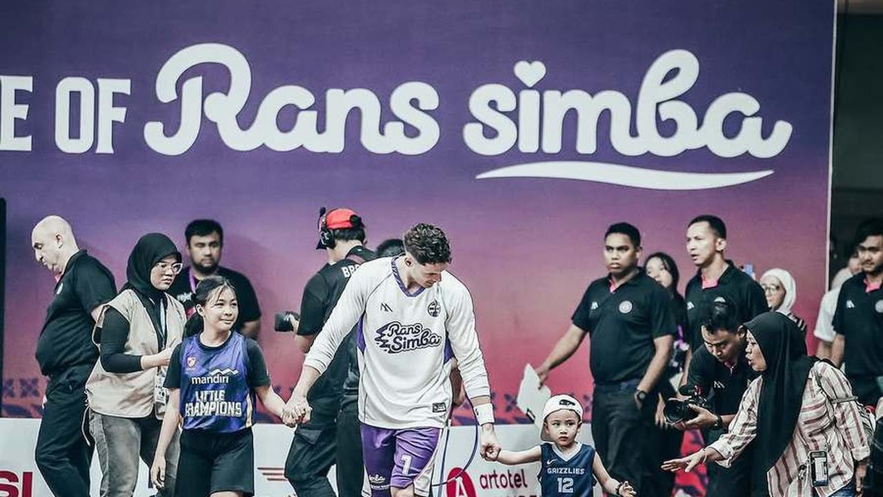 7 Potret Rayyanza Ikut Turun ke Lapangan IBL, Boss Cilik Rans Simba Bikin Gemas - Aura Sultannya Kenceng Banget