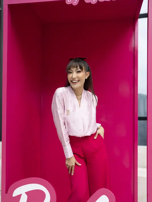 Aksen pita di rambut menambah kesan playful penampilan Ayu Dewi [Barbie x Ayu Lestari]