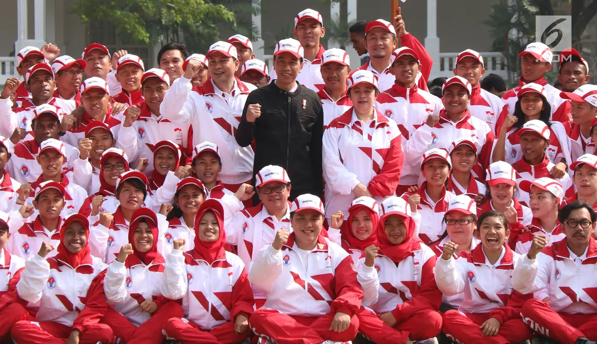 Presiden Jokowi (tengah) foto bersama dengan kontingen Indonesia ke SEA Games XXIX Malaysia di Kompleks Istana Kepresidenan, Jakarta, Senin (7/8). Indonesia mengirim kontingen berjumlah 870 orang dalam SEA Games XXIX. (Liputan6.com/Angga Yuniar)