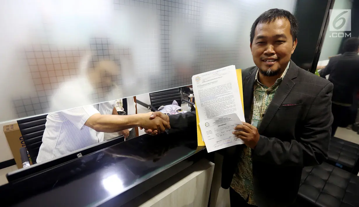 Masyarakat Anti Korupsi Indonesia (Maki) melaporkan Pimpinan DPR Ke MKD, Jakarta, Rabu (13/9). Maki melaporkan Fadli Zon atas pengiriman surat kepada KPK terkait penundaan pemeriksaan Ketua DPR Setya Novanto. (Liputan6.com/Johan Tallo)