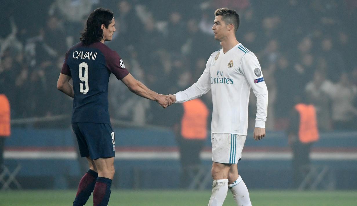 Pemain Paris Saint-Germain (PSG), Edinson Cavani (kiri) menyalami pemain Real Madrid Cristiano Ronaldo setelah timnya kalah pada babak 16 besar Liga Champions di Stadion Parc des Princes, Paris, Prancis, Selasa (6/3). (CHRISTOPHE SIMON/AFP)