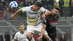 Penyerang AC Milan Olivier Giroud (kanan) mencetak gol pertama timnya ke gawang Verona pada pekan kedelapan Liga Italia 2021/2022 di San Siro, Minggu (17/10/2021) dini hari WIB. AC Milan menang dramatis atas Hellas Verona 3-2. (AP Photo/Antonio Calanni)