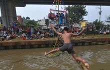 FOTO: Semangat Warga Kalimalang Rayakan Momen Kemerdekaan, Hadirkan Lomba Titian Bambu dan Gebuk Bantal