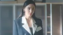 Lee Da Hee memerankan Won Min Ho, pewaris konglomerat ternama di dunia. Selain itu ia juga menjadi seorang guru. [Foto: Prime Video]