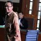 Mantan Menteri ESDM Jero Wacik  bersiap menjalani sidang pemeriksaan terdakwa di Pengadilan Tipikor, Jakarta, Senin (11/1). Terdakwa perkara korupsi DOM itu ingin JK dihadirkan sebagai saksi meringankan dalam persidangan. (Liputan6.com/Helmi Afandi)