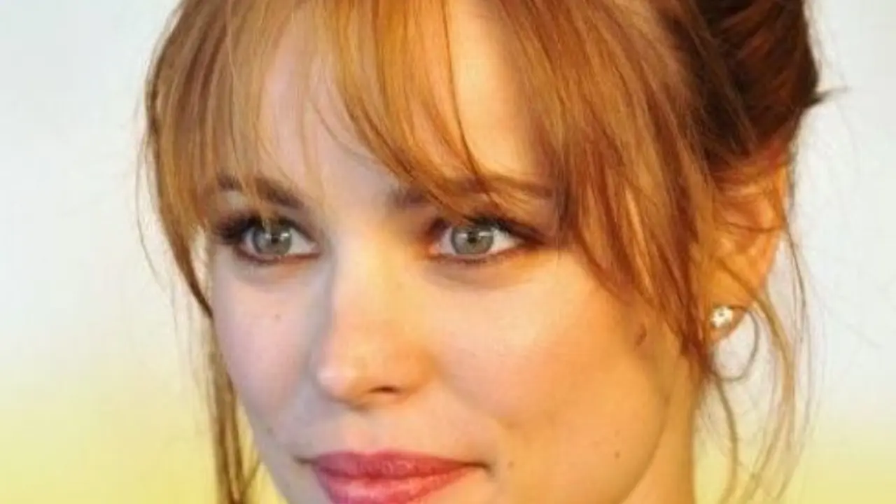 Model rambut Face-framing Fringes (Sumber: prettydesigns.com)