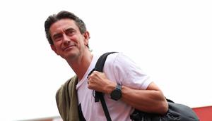 Pelatih kepala Brentford asal Denmark, Thomas Frank, tiba sebelum pertandingan Liga Primer Inggris antara Nottingham Forest dan Brentford di The City Ground di Nottingham, Inggris bagian tengah, pada 1 Mei 2025. (Darren Staples/AFP)