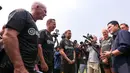 Ketua Umum PSSI, Erick Thohir (kanan) berbincang dengan tiga legenda Borussia Dortmund, Paul Lambert (kiri), Joerg Heinrich (kedua kiri), dan Marcel Schmelzer (ketiga kiri) setelah coaching clinic kepada siswa Papua Football Academy di Stadion Madya, Senayan, Jakarta, Jumat (08/09/2023). (Bola.com/Bagaskara Lazuardi)