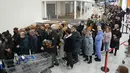 Orang-orang menunggu dalam antrean untuk memasuki toko IKEA di pinggiran St. Petersburg, Rusia, Kamis (3/3/2022). Peritel IKEA menghentikan operasional di "Negeri Beruang Merah" dan Belarusia untuk sementara waktu mulai Jumat, 4 Maret 2022 buntut dari invasi Rusia ke Ukraina. (AP Photo)