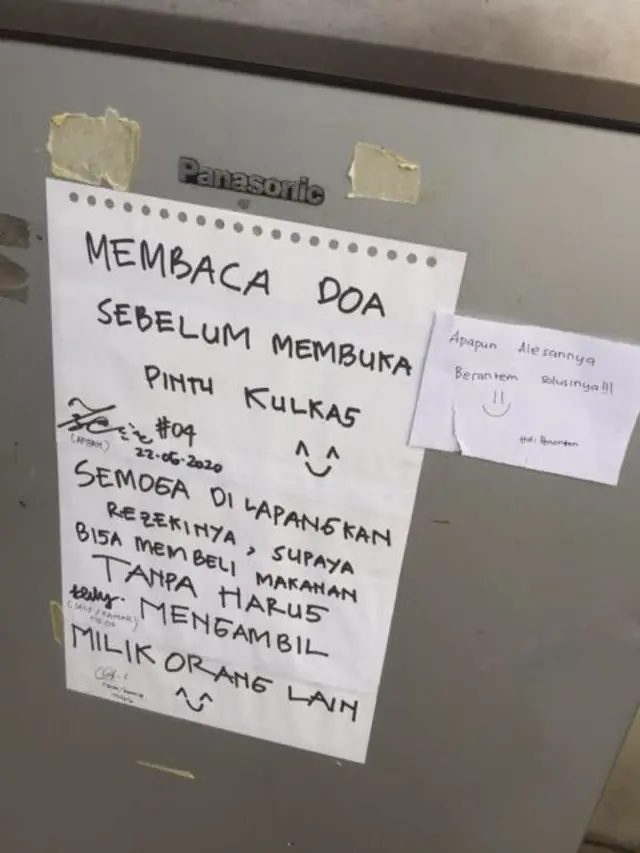 6 Tulisan Nyeleneh di Pintu Kulkas Ini Bikin Tepuk Jidat