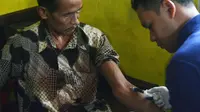 Tim DVI dari Polda Jateng mengambil sampel darah keluarga Sumarti Ningsih. (Liputan6.com/Idhad Zakaria)