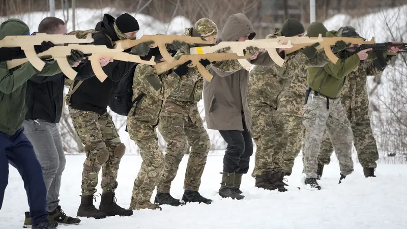 Melihat Warga Ukraina Ikuti Pelatihan Pertahanan Militer