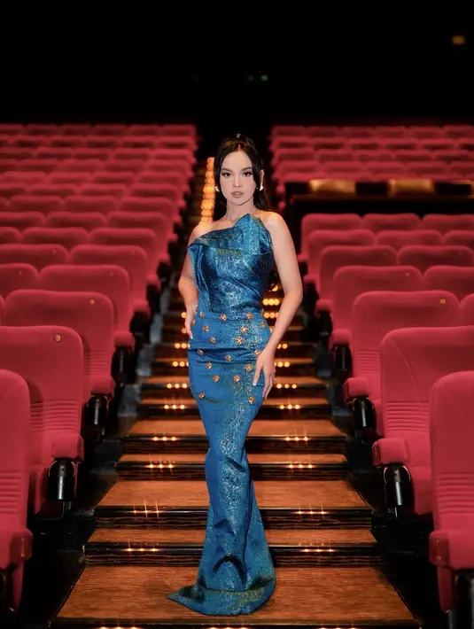 Jadi pengisi soundtrack film, Lyodra Ginting tak kalah glamor mengenakan strapless dress shimmer warna biru. [@lyordraofficial],
