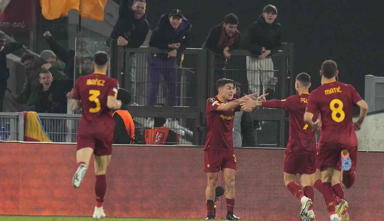 Penyerang AS Roma, Paulo Dybala (tengah) berselebrasi dengan rekan setimnya setelah mencetak gol ke gawang RB Salzburg pada laga leg kedua playoff Liga Europa 2022/2023 di Stadion Olimpico, Jumat (24/2/2023). Roma menang atas RB Salzburg dengan skor 2-0. (AP Photo/Alessandra Tarantino)