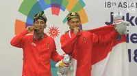 Atlet Pencak Silat Yola dan Hendy mempersembahkan medali Emas Asian Games 2018 yang diraihnya untuk masyarakat Lombok.