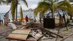 Sejumlah warga berdiri di puing-puing sebuah restoran setelah hantaman Badai Newton di Los Cabos, Meksiko, Selasa (6/9). Menurut otoritas berwenang, Badai Newton telah mengakibatkan dua orang meninggal dan tiga lainnya hilang. (REUTERS/Fernando Castillo)