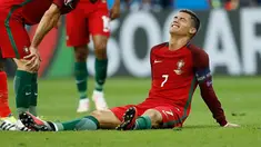 Kapten Portugal, Cristiano Ronaldo, harus meninggalkan lapangan lebih cepat. Ronaldo mengalami cedera dalam perebutan bola dengan pemain Prancis, Dimitri Payet.