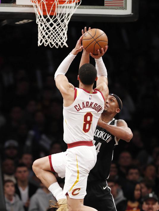 Pebasket Brooklyn Nets, Dante Cunningham, menghadang  pebasket Cleveland Cavaliers, Jordan Clarkson, pada laga NBA di Barclay Arena, Senin (26/3/2018). Cleveland Cavaliers menang 121-114 atas Brooklyn Nets. (AP/Kathy Willens)