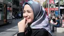 Sejumlah selebriti memutuskan untuk berhijab setelah menikah. Salah satunya adalah Nina Zatulini, yang menikah pada tahun 2016 silam. Sejak memutuskan berhijab, penampilan Nina yang simple ini juga modis banget. (Instagram/ninazatulini22)