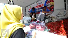 Bulog menggelar Operasi Pasar di kawasan pasar Benhil, Jakarta, Jumat (26/6/2015). Operasi pasar ini untuk menjaga stabilitas harga sembako di bulan Ramadan. (Liputan6.com/Yoppy Renato)