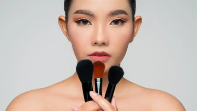 Rahasia Soft Coral Nude Makeup, Tampilan Segar Natural yang Bikin Wajah Auto Glowing