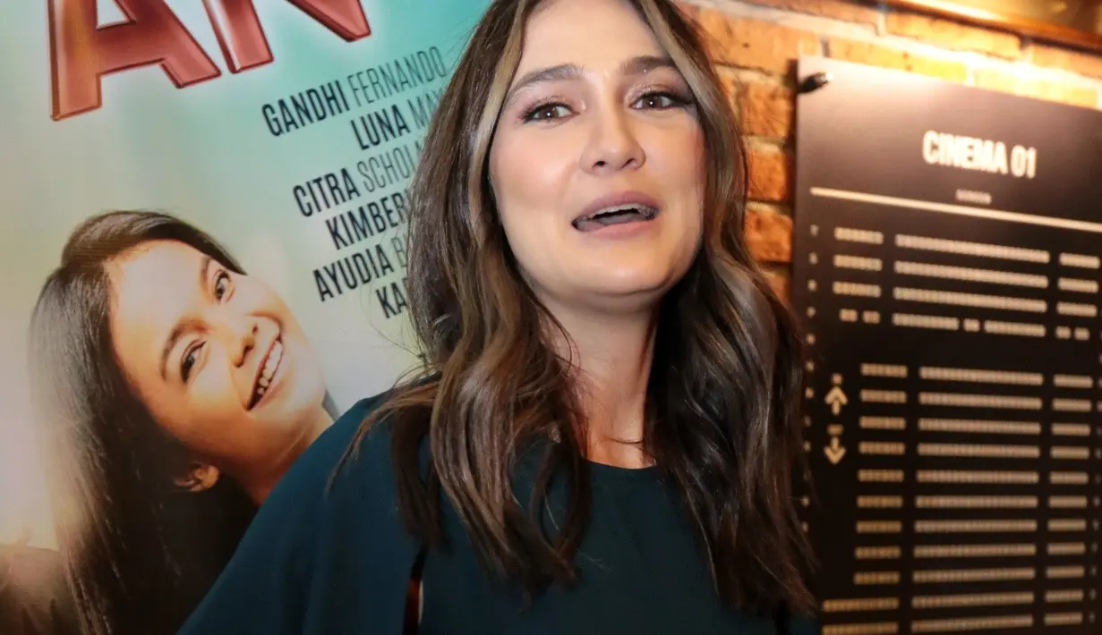 "Namanya orang kan ada up and down-nya yak. Kalau TV mikirnya ada yang lebih bagus ya silahkan. Jadi nggak yang harus bergantung kepada acara. Kalo ada ya ada, kalau nggak ada ya nggak ada," kata Luna di Menteng, Rabu (7/6). (Adrian Putra/Bintang.com)