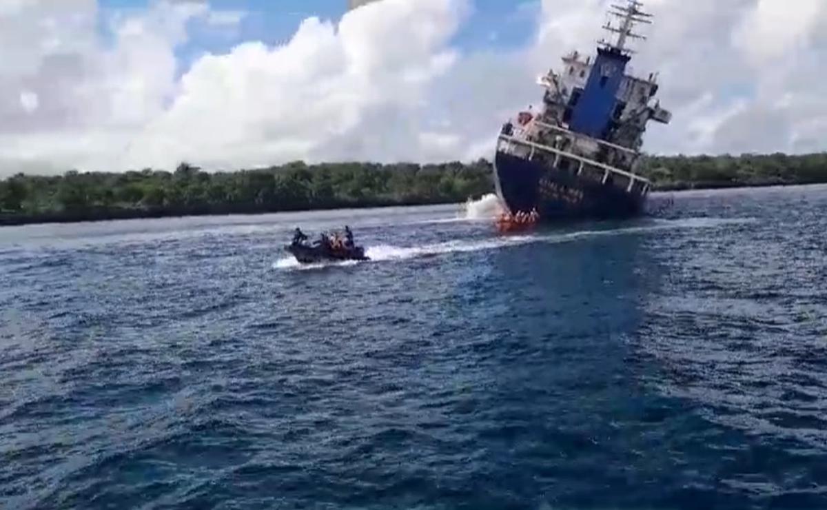 kapal kargo tenggelam di kupang