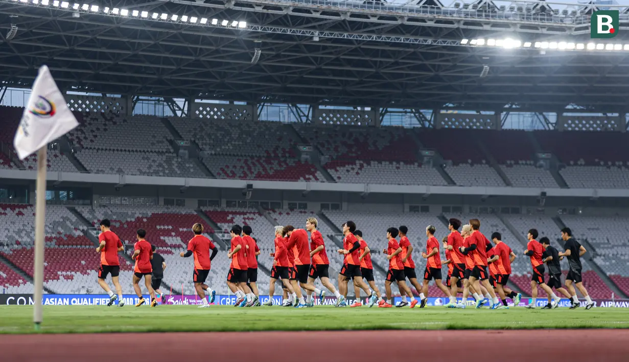 <p>Sejumlah pemain Timnas Jepang melakukan pemanasan saat latihan resmi menjelang laga lanjutan putaran ketiga Grup C Kualifikasi Piala Dunia 2026 melawan Timnas Indonesia melawan Timnas Indonesia di Stadion Utama Gelora Bung Karno (SUGBK), Senayan, Jakarta, Kamis (14/11/2024). (Bola.com/Bagaskara Lazuardi)</p>