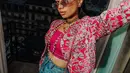 Niki Zefanya tampil vibrant mengenakan crop top yang dipadukan outerwear warna pink, dan celana denim Chanel. [@anggun_cipta/@nikizefanya/@asmaraabigail]