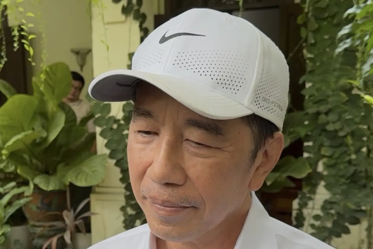 Presiden ke-7 RI Jokowi saat menjawab pertanyaan sejumlah wartawan di kediaman pribadinya, di Kota Solo, Jawa Tengah. (Liputan6/Fajar Abrori)