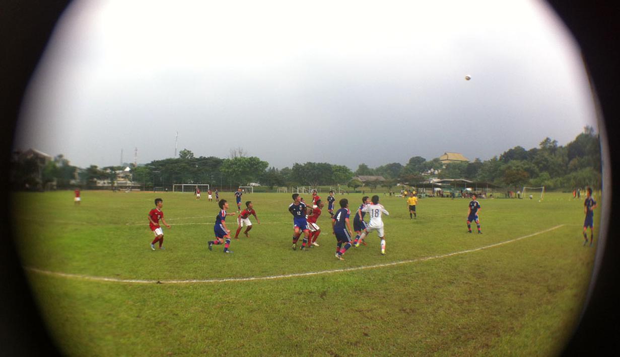 Pemain Indonesia U16 berebut bola dengan pemain  Jepang U16 dalam ujicoba yang digelar di Lapangan Padepokan Voli Indonesia, Sentul, Bogor. Selasa (15/4)